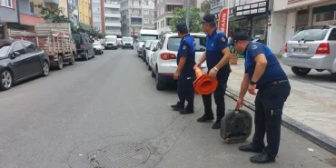 ALTINORDU’DA KALDIRIM İŞGALLERİNE ZABITA DENETİMİAltınordu Belediyesi Zabıta Müdürlüğü ekipleri (3)